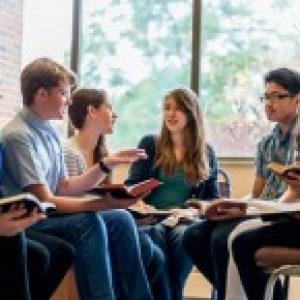 KIDS DISCUSSING BOOKS